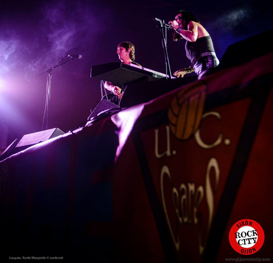 Ana Curra actuando en el Ciares Rock Fest. [Fotografía de Xurde Margaride para Xixón Rock City]