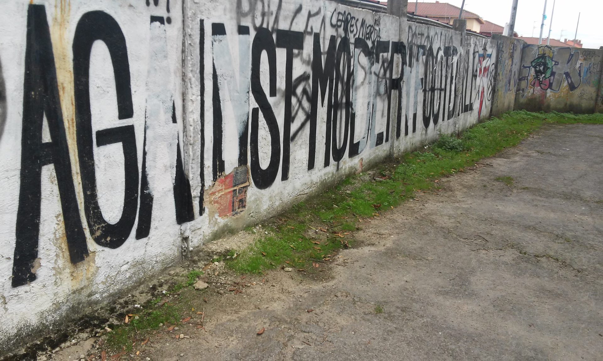 El mural "Against Modern Football", destrozado con pintadas nazis.