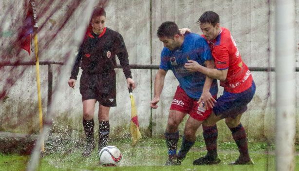Un momento del choque entre el Ceares y el Colunga de este domingo | Foto Chus Monteserín