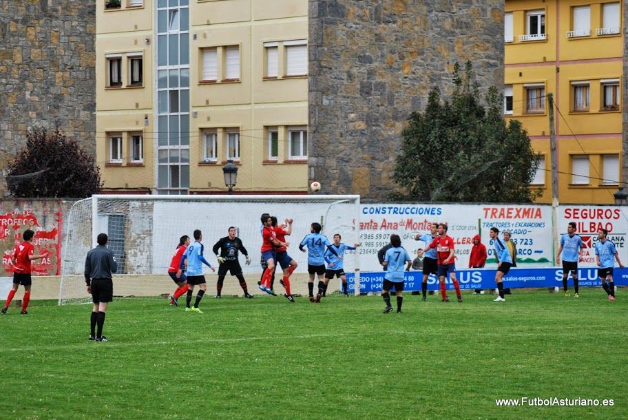 El Ceares defiende un corner ante el Praviano