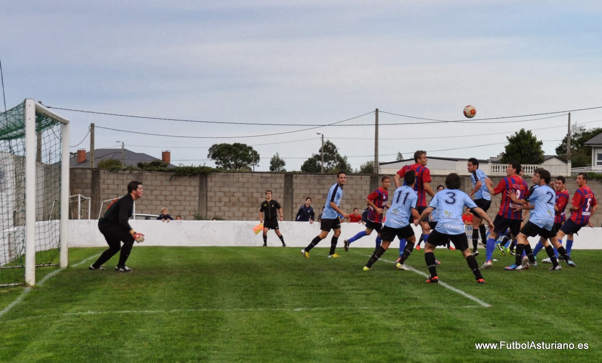El equipo defiende una juagada a balón parado ante el Andés