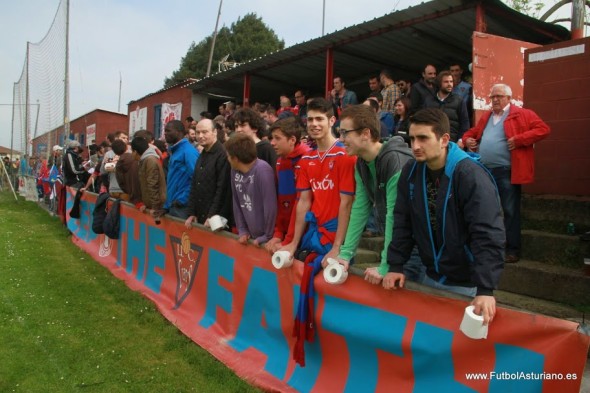 Foto de la afición del U.C. Ceares ante el Cudillero, temporada 13/14