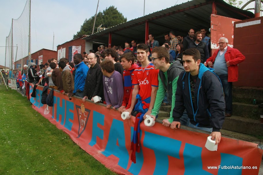 Foto de la afición del U.C. Ceares ante el Cudillero, temporada 13/14