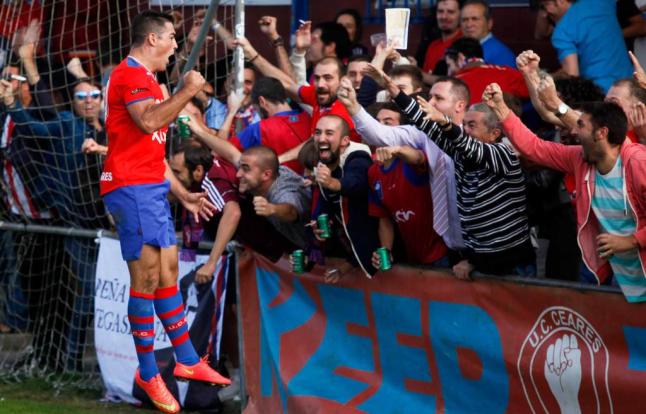 Marcos Iglesias celebrando un gol en La Cruz. [Fotografía de Juan Plaza]