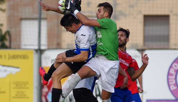 Davo en un partido ante el Tuilla. [Fotografía de Chus Monteserín]