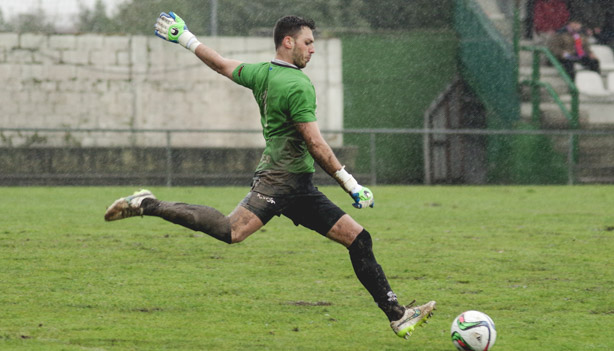 Davo sacando con el pie en La Cruz