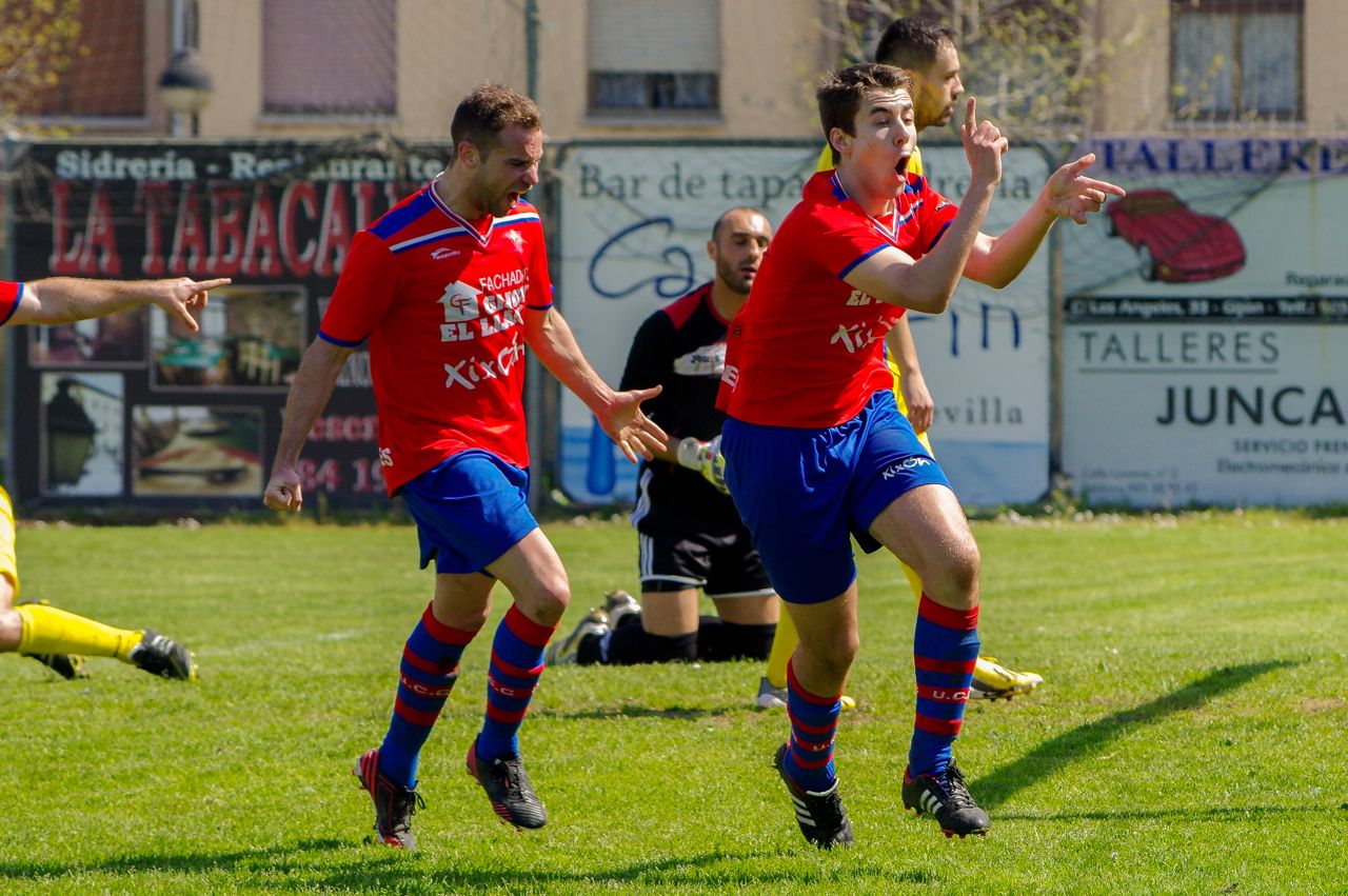 Álvaro Ponte celebra su gol ante L'Entregu