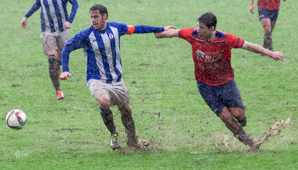 Nacho Álvarez y Ponte pelean por el balón